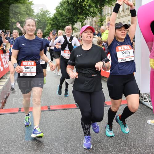 14.06.2026 - REWE Women's Run Strokosch-Dieckow http://msf.ph/oto/9775629 14.06.2026 09:56:32 Ziel 10098, 10112, 10122, 10265, 10304, 10563, 10736, 10757, 10774, 10845, 10867, 10969, 11383, 11399, 11428, 11515, 11526 meine-sportfotos.de