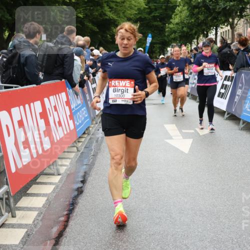 14.06.2026 - REWE Women's Run Strokosch-Dieckow http://msf.ph/oto/9775689 14.06.2026 10:00:37 Ziel 10229, 10300, 10677, 10756, 10911, 10956, 11066, 11092, 11171, 11255, 11434, 11463 meine-sportfotos.de