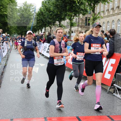 14.06.2026 - REWE Women's Run Strokosch-Dieckow http://msf.ph/oto/9775827 14.06.2026 10:00:45 Ziel 10030, 10210, 10300, 10433, 10466, 10677, 10709, 11101, 11255, 11518 meine-sportfotos.de