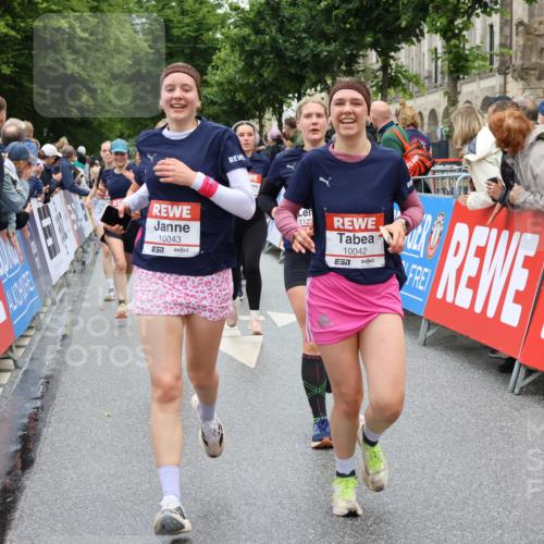 14.06.2026 - REWE Women's Run Strokosch-Dieckow http://msf.ph/oto/9775951 14.06.2026 10:00:50 Ziel 10030, 10042, 10043, 10101, 10198, 10210, 10433, 10466, 10709, 10905, 11101, 11205, 11229, 11278, 11324, 11422, 11493, 11518 meine-sportfotos.de