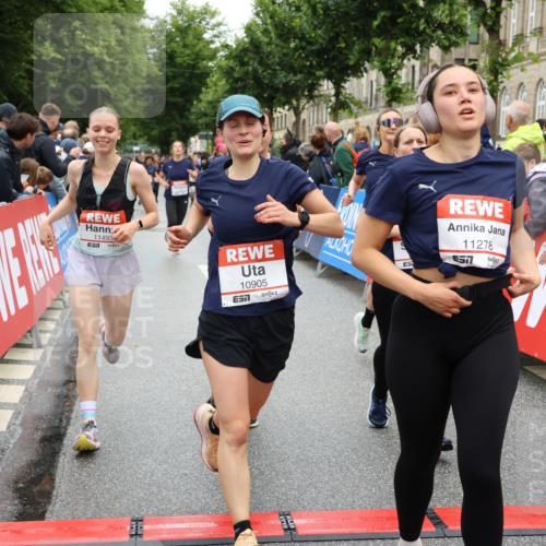 14.06.2026 - REWE Women's Run Strokosch-Dieckow http://msf.ph/oto/9776097 14.06.2026 10:00:53 Ziel 10030, 10042, 10043, 10101, 10198, 10210, 10433, 10454, 10709, 10905, 11205, 11229, 11278, 11324, 11422, 11493 meine-sportfotos.de