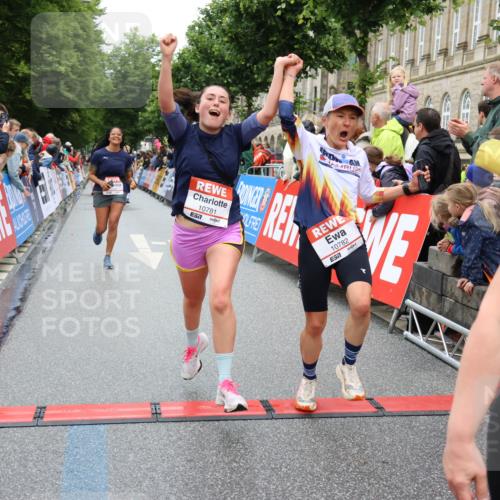 14.06.2026 - REWE Women's Run Strokosch-Dieckow http://msf.ph/oto/9776452 14.06.2026 09:56:49 Ziel 10156, 10399, 10438, 10465, 10547, 10781, 10782, 11007, 11415, 11516 meine-sportfotos.de