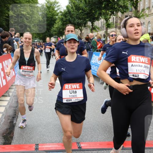 14.06.2026 - REWE Women's Run Strokosch-Dieckow http://msf.ph/oto/9776635 14.06.2026 10:00:54 Ziel 10030, 10042, 10043, 10101, 10198, 10454, 10905, 11205, 11229, 11278, 11324, 11422, 11493 meine-sportfotos.de