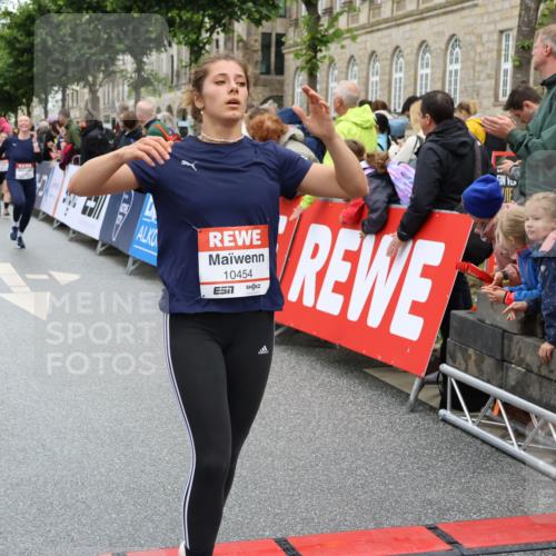14.06.2026 - REWE Women's Run Strokosch-Dieckow http://msf.ph/oto/9776881 14.06.2026 10:00:57 Ziel 10042, 10043, 10101, 10198, 10454, 10805, 10905, 11205, 11229, 11278, 11324, 11422, 11483, 11493 meine-sportfotos.de