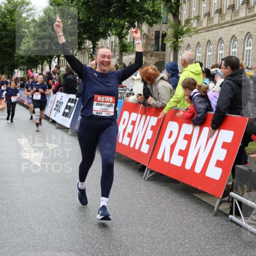 14.06.2026 - REWE Women's Run Strokosch-Dieckow http://msf.ph/oto/9776949 14.06.2026 10:01:00 Ziel 10101, 10162, 10188, 10198, 10454, 10637, 10805, 10905, 11205, 11278, 11324, 11422, 11483, 11493 meine-sportfotos.de