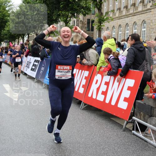 14.06.2026 - REWE Women's Run Strokosch-Dieckow http://msf.ph/oto/9777037 14.06.2026 10:01:00 Ziel 10101, 10162, 10188, 10198, 10454, 10637, 10805, 10905, 11205, 11278, 11324, 11422, 11483, 11493 meine-sportfotos.de