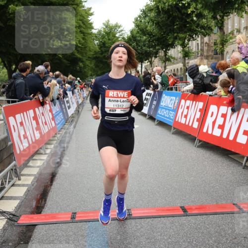 14.06.2026 - REWE Women's Run Strokosch-Dieckow http://msf.ph/oto/9777410 14.06.2026 09:56:58 Ziel 10438, 11214, 11283, 11312 meine-sportfotos.de
