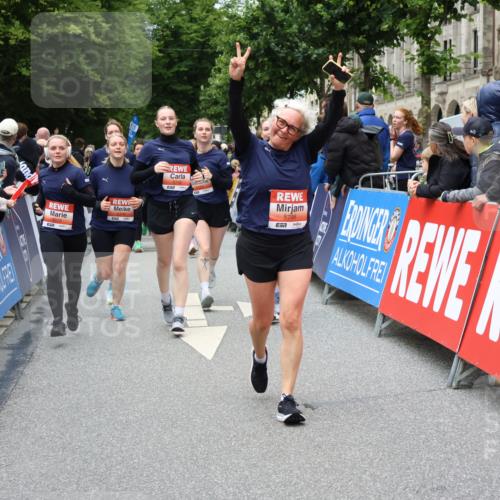 14.06.2026 - REWE Women's Run Strokosch-Dieckow http://msf.ph/oto/9778930 14.06.2026 11:03:10 Ziel 5077, 5161, 5285, 5358, 5512, 5525, 5578, 5657, 5688, 5742, 5798, 5838 meine-sportfotos.de