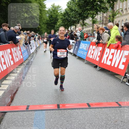 14.06.2026 - REWE Women's Run Strokosch-Dieckow http://msf.ph/oto/9779403 14.06.2026 09:57:53 Ziel 10193, 10291, 11417 meine-sportfotos.de