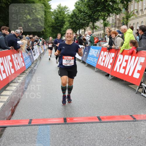 14.06.2026 - REWE Women's Run Strokosch-Dieckow http://msf.ph/oto/9779415 14.06.2026 09:57:53 Ziel 10193, 10291, 11417 meine-sportfotos.de