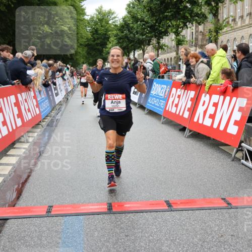 14.06.2026 - REWE Women's Run Strokosch-Dieckow http://msf.ph/oto/9779424 14.06.2026 09:57:53 Ziel 10193, 10291, 11417 meine-sportfotos.de