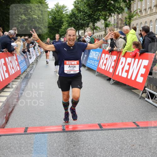 14.06.2026 - REWE Women's Run Strokosch-Dieckow http://msf.ph/oto/9779454 14.06.2026 09:57:53 Ziel 10193, 10291, 11417 meine-sportfotos.de
