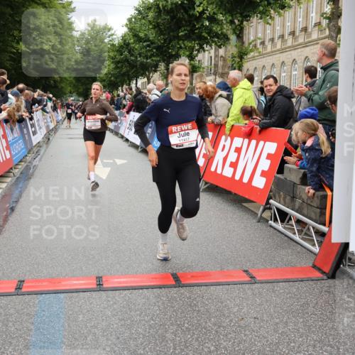 14.06.2026 - REWE Women's Run Strokosch-Dieckow http://msf.ph/oto/9779524 14.06.2026 09:57:55 Ziel 10193, 10291, 10608, 11417 meine-sportfotos.de
