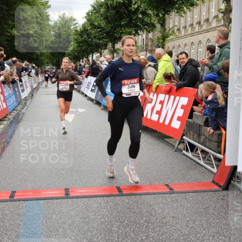 14.06.2026 - REWE Women's Run Strokosch-Dieckow http://msf.ph/oto/9779535 14.06.2026 09:57:56 Ziel 10193, 10291, 10608, 11417 meine-sportfotos.de