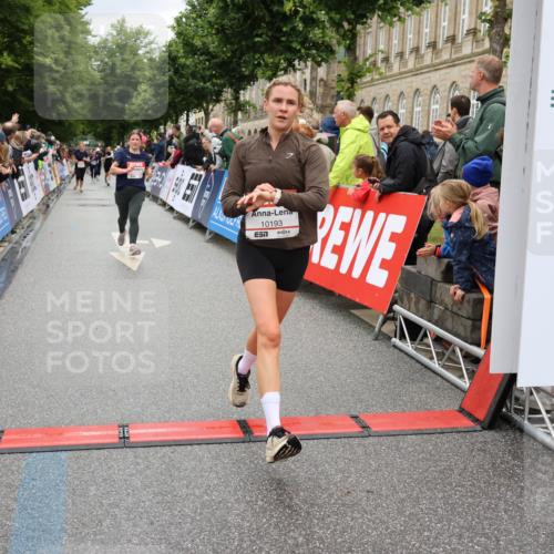 14.06.2026 - REWE Women's Run Strokosch-Dieckow http://msf.ph/oto/9779554 14.06.2026 09:57:57 Ziel 10193, 10291, 10608, 11417 meine-sportfotos.de