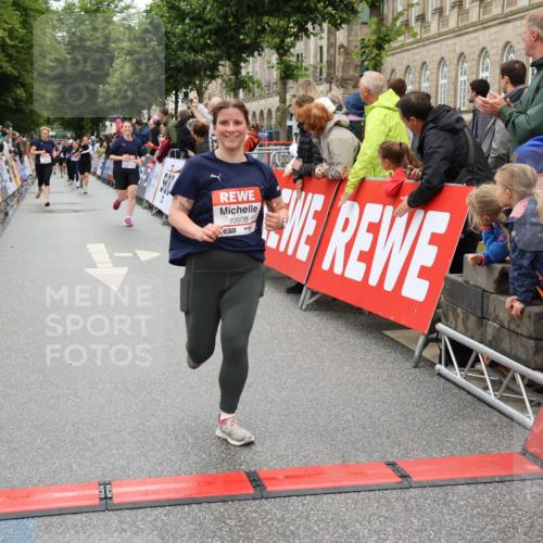 14.06.2026 - REWE Women's Run Strokosch-Dieckow http://msf.ph/oto/9779595 14.06.2026 09:57:59 Ziel 10069, 10193, 10291, 10608, 11417 meine-sportfotos.de