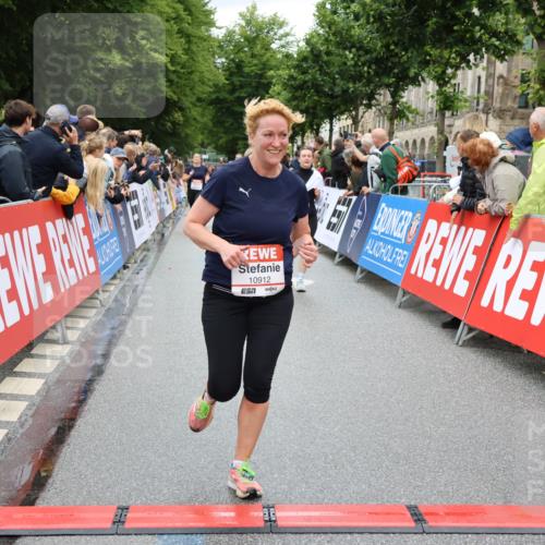 14.06.2026 - REWE Women's Run Strokosch-Dieckow http://msf.ph/oto/9779734 14.06.2026 09:58:05 Ziel 10069, 10608, 10638, 10640, 10912 meine-sportfotos.de