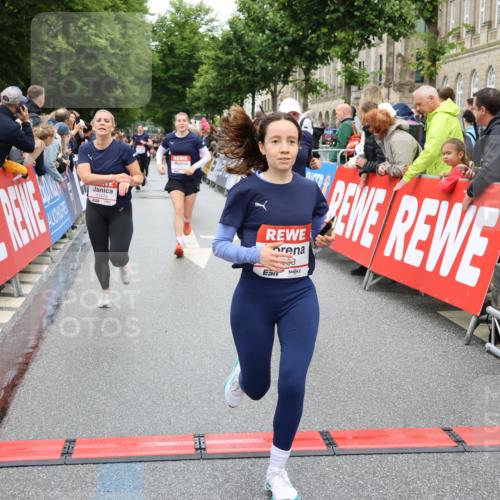 14.06.2026 - REWE Women's Run Strokosch-Dieckow http://msf.ph/oto/9779865 14.06.2026 09:58:09 Ziel 10069, 10605, 10638, 10640, 10912, 10930, 11370, 11479 meine-sportfotos.de