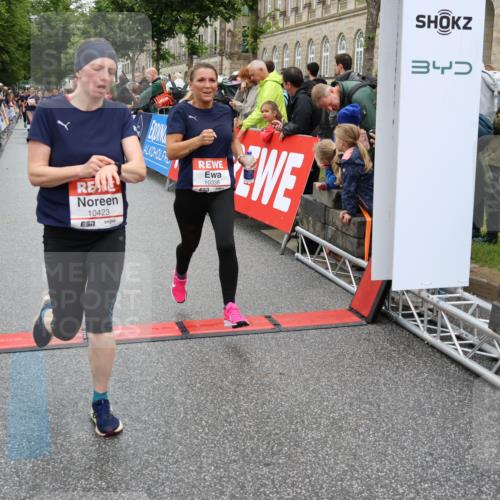 14.06.2026 - REWE Women's Run Strokosch-Dieckow http://msf.ph/oto/9780133 14.06.2026 09:58:16 Ziel 10338, 10423, 10552, 10605, 10638, 10640, 10930, 11160, 11240, 11370, 11479 meine-sportfotos.de