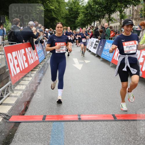 14.06.2026 - REWE Women's Run Strokosch-Dieckow http://msf.ph/oto/9780256 14.06.2026 09:58:23 Ziel 10031, 10067, 10338, 10423, 10552, 10706, 10875, 11095, 11248, 11325, 11528 meine-sportfotos.de