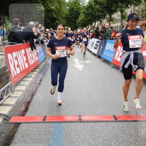14.06.2026 - REWE Women's Run Strokosch-Dieckow http://msf.ph/oto/9780267 14.06.2026 09:58:23 Ziel 10031, 10067, 10338, 10423, 10552, 10706, 10875, 11095, 11248, 11325, 11528 meine-sportfotos.de