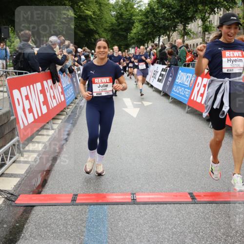 14.06.2026 - REWE Women's Run Strokosch-Dieckow http://msf.ph/oto/9780278 14.06.2026 09:58:23 Ziel 10031, 10067, 10338, 10423, 10552, 10706, 10875, 11095, 11248, 11325, 11528 meine-sportfotos.de