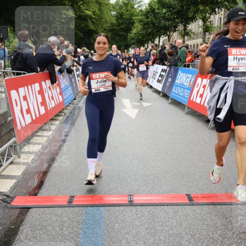 14.06.2026 - REWE Women's Run Strokosch-Dieckow http://msf.ph/oto/9780290 14.06.2026 09:58:23 Ziel 10031, 10067, 10338, 10423, 10552, 10706, 10875, 11095, 11248, 11325, 11528 meine-sportfotos.de