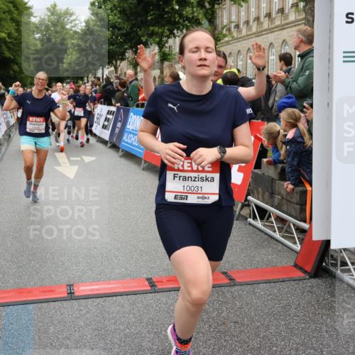 14.06.2026 - REWE Women's Run Strokosch-Dieckow http://msf.ph/oto/9780420 14.06.2026 09:58:27 Ziel 10031, 10067, 10133, 10134, 10492, 10552, 10636, 10706, 10875, 10895, 11046, 11095, 11248, 11307, 11309, 11325, 11528 meine-sportfotos.de