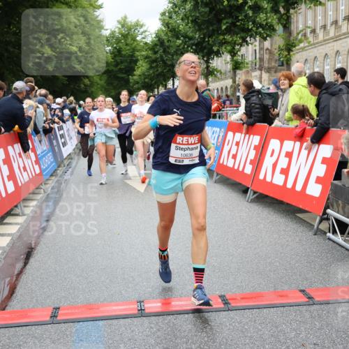 14.06.2026 - REWE Women's Run Strokosch-Dieckow http://msf.ph/oto/9780441 14.06.2026 09:58:29 Ziel 10031, 10033, 10034, 10067, 10133, 10134, 10344, 10492, 10590, 10636, 10706, 10875, 10895, 11046, 11095, 11155, 11248, 11307, 11309, 11325, 11343, 11528, 11533 meine-sportfotos.de