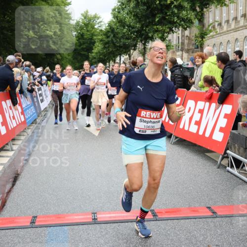 14.06.2026 - REWE Women's Run Strokosch-Dieckow http://msf.ph/oto/9780475 14.06.2026 09:58:29 Ziel 10031, 10033, 10034, 10067, 10133, 10134, 10344, 10492, 10590, 10636, 10706, 10875, 10895, 11046, 11095, 11155, 11248, 11307, 11309, 11325, 11343, 11528, 11533 meine-sportfotos.de