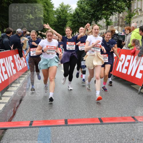 14.06.2026 - REWE Women's Run Strokosch-Dieckow http://msf.ph/oto/9780497 14.06.2026 09:58:30 Ziel 10031, 10033, 10034, 10067, 10133, 10134, 10344, 10492, 10590, 10636, 10706, 10875, 10895, 10934, 11046, 11155, 11248, 11307, 11309, 11325, 11343, 11533 meine-sportfotos.de