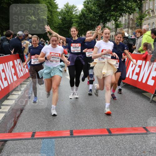 14.06.2026 - REWE Women's Run Strokosch-Dieckow http://msf.ph/oto/9780509 14.06.2026 09:58:30 Ziel 10031, 10033, 10034, 10067, 10133, 10134, 10344, 10492, 10590, 10636, 10706, 10875, 10895, 10934, 11046, 11155, 11248, 11307, 11309, 11325, 11343, 11533 meine-sportfotos.de