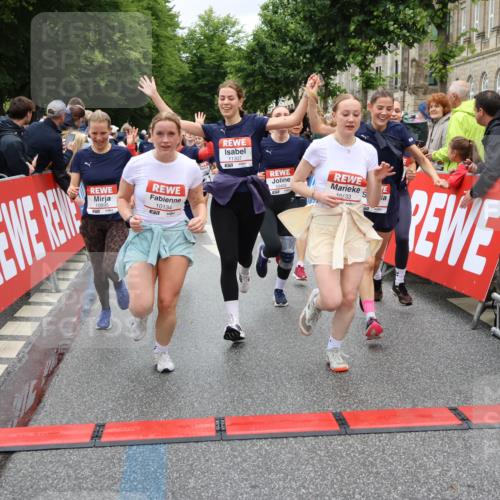 14.06.2026 - REWE Women's Run Strokosch-Dieckow http://msf.ph/oto/9780530 14.06.2026 09:58:31 Ziel 10031, 10033, 10034, 10067, 10092, 10133, 10134, 10344, 10492, 10590, 10636, 10706, 10875, 10895, 10934, 11046, 11155, 11248, 11307, 11309, 11325, 11343, 11386, 11533 meine-sportfotos.de