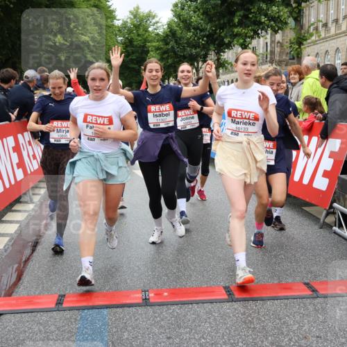 14.06.2026 - REWE Women's Run Strokosch-Dieckow http://msf.ph/oto/9780564 14.06.2026 09:58:31 Ziel 10031, 10033, 10034, 10067, 10092, 10133, 10134, 10344, 10492, 10590, 10636, 10706, 10875, 10895, 10934, 11046, 11155, 11248, 11307, 11309, 11325, 11343, 11386, 11533 meine-sportfotos.de