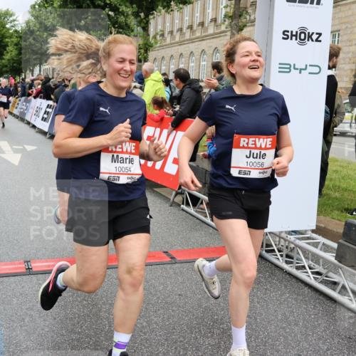 14.06.2026 - REWE Women's Run Strokosch-Dieckow http://msf.ph/oto/9780939 14.06.2026 09:58:46 Ziel 10054, 10056, 10427, 10680, 10937, 11411 meine-sportfotos.de
