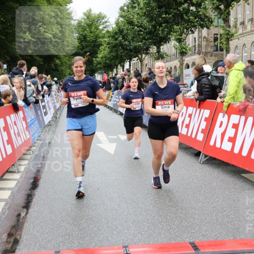 14.06.2026 - REWE Women's Run Strokosch-Dieckow http://msf.ph/oto/9781070 14.06.2026 09:58:54 Ziel 10065, 10070, 10292, 10410, 10427, 10680, 10784, 11427 meine-sportfotos.de