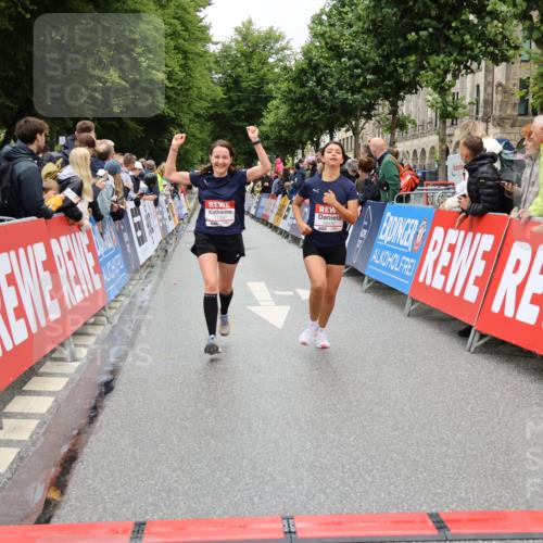 14.06.2026 - REWE Women's Run Strokosch-Dieckow http://msf.ph/oto/9781295 14.06.2026 09:59:07 Ziel 10172, 10879, 10960, 11341 meine-sportfotos.de