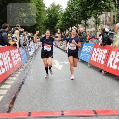 14.06.2026 - REWE Women's Run Strokosch-Dieckow http://msf.ph/oto/9781326 14.06.2026 09:59:07 Ziel 10172, 10879, 10960, 11341 meine-sportfotos.de