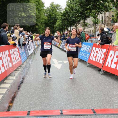 14.06.2026 - REWE Women's Run Strokosch-Dieckow http://msf.ph/oto/9781336 14.06.2026 09:59:07 Ziel 10172, 10879, 10960, 11341 meine-sportfotos.de