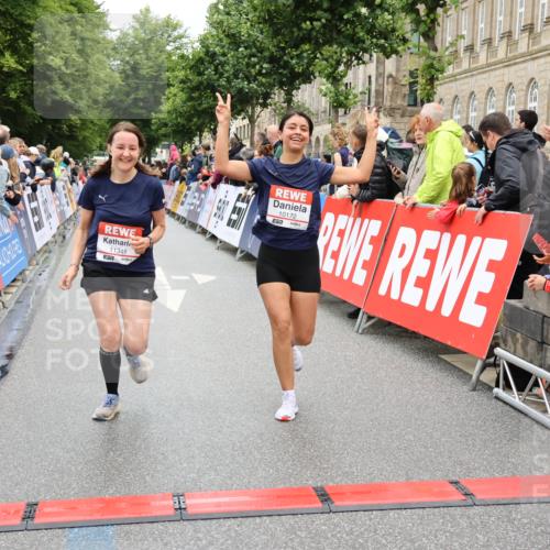 14.06.2026 - REWE Women's Run Strokosch-Dieckow http://msf.ph/oto/9781359 14.06.2026 09:59:07 Ziel 10172, 10879, 10960, 11341 meine-sportfotos.de