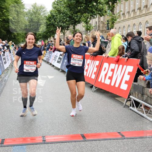 14.06.2026 - REWE Women's Run Strokosch-Dieckow http://msf.ph/oto/9781368 14.06.2026 09:59:08 Ziel 10172, 10879, 11341, 11382 meine-sportfotos.de