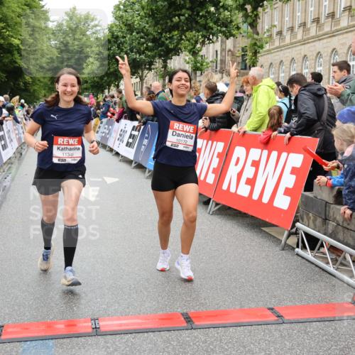14.06.2026 - REWE Women's Run Strokosch-Dieckow http://msf.ph/oto/9781378 14.06.2026 09:59:08 Ziel 10172, 10879, 11341, 11382 meine-sportfotos.de