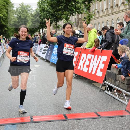 14.06.2026 - REWE Women's Run Strokosch-Dieckow http://msf.ph/oto/9781400 14.06.2026 09:59:08 Ziel 10172, 10879, 11341, 11382 meine-sportfotos.de