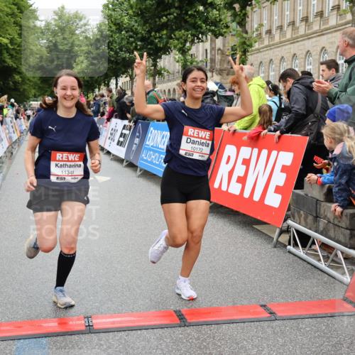 14.06.2026 - REWE Women's Run Strokosch-Dieckow http://msf.ph/oto/9781411 14.06.2026 09:59:08 Ziel 10172, 10879, 11341, 11382 meine-sportfotos.de