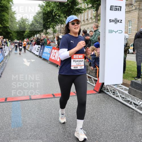 14.06.2026 - REWE Women's Run Strokosch-Dieckow http://msf.ph/oto/9781514 14.06.2026 09:59:14 Ziel 10172, 10979, 11341, 11382 meine-sportfotos.de