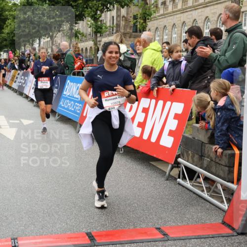 14.06.2026 - REWE Women's Run Strokosch-Dieckow http://msf.ph/oto/9781620 14.06.2026 09:59:24 Ziel 10153, 10160, 10339, 10940, 10978, 11198, 11199 meine-sportfotos.de
