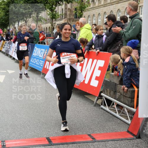 14.06.2026 - REWE Women's Run Strokosch-Dieckow http://msf.ph/oto/9781639 14.06.2026 09:59:24 Ziel 10153, 10160, 10339, 10940, 10978, 11198, 11199 meine-sportfotos.de