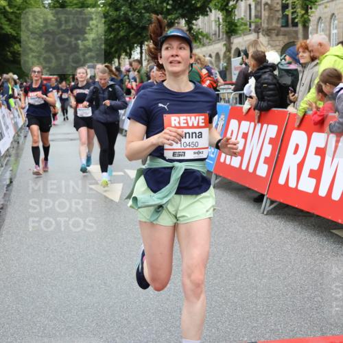 14.06.2026 - REWE Women's Run Strokosch-Dieckow http://msf.ph/oto/9781935 14.06.2026 09:59:36 Ziel 10088, 10279, 10349, 10450, 10558, 10721, 10801, 10854, 10858, 10982, 11005, 11067, 11163, 11275, 11501 meine-sportfotos.de
