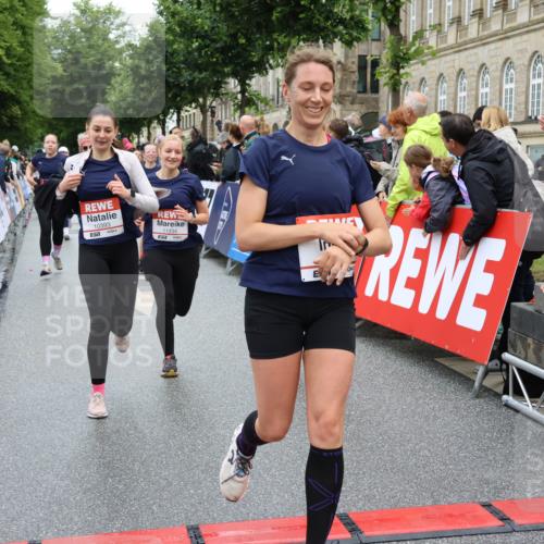 14.06.2026 - REWE Women's Run Strokosch-Dieckow http://msf.ph/oto/9782510 14.06.2026 10:01:08 Ziel 10162, 10188, 10204, 10370, 10393, 10522, 10576, 10594, 10613, 10637, 10663, 10805, 11104, 11150, 11334, 11440, 11472, 11483 meine-sportfotos.de