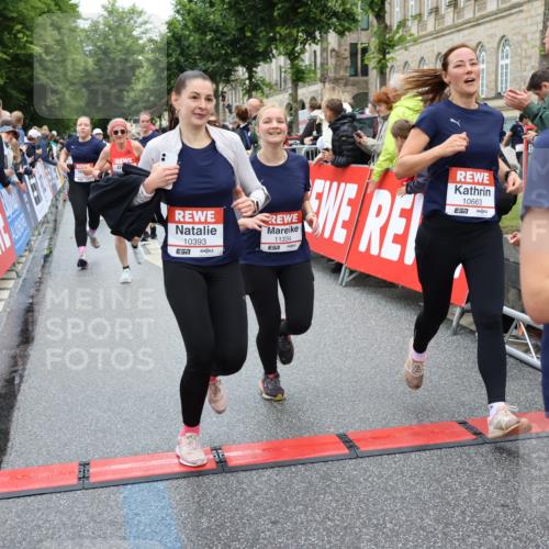 14.06.2026 - REWE Women's Run Strokosch-Dieckow http://msf.ph/oto/9782540 14.06.2026 10:01:09 Ziel 10162, 10188, 10204, 10370, 10393, 10522, 10576, 10594, 10613, 10637, 10663, 11104, 11150, 11334, 11440, 11472, 11483 meine-sportfotos.de